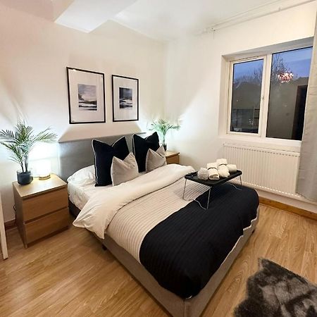 Retreat To A Stylish Ensuite In Londra Exterior foto