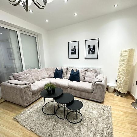 Retreat To A Stylish Ensuite In Londra Exterior foto