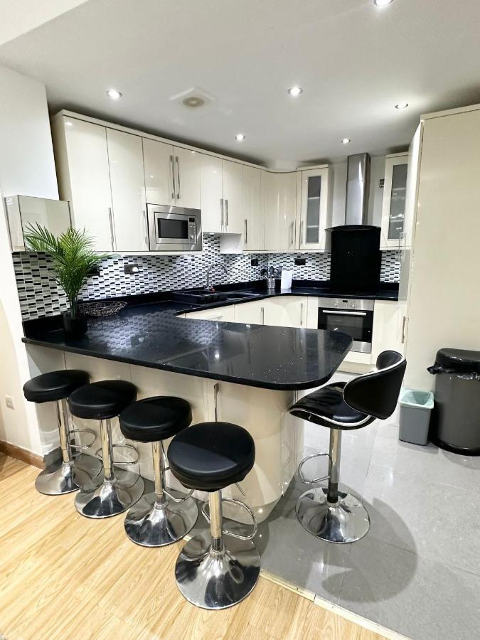 Retreat To A Stylish Ensuite In Londra Exterior foto