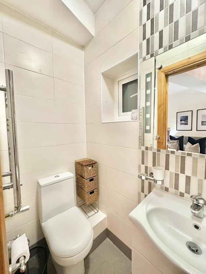 Retreat To A Stylish Ensuite In Londra Exterior foto