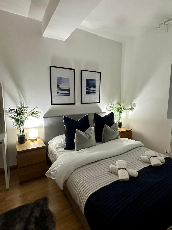 Retreat To A Stylish Ensuite In Londra Exterior foto
