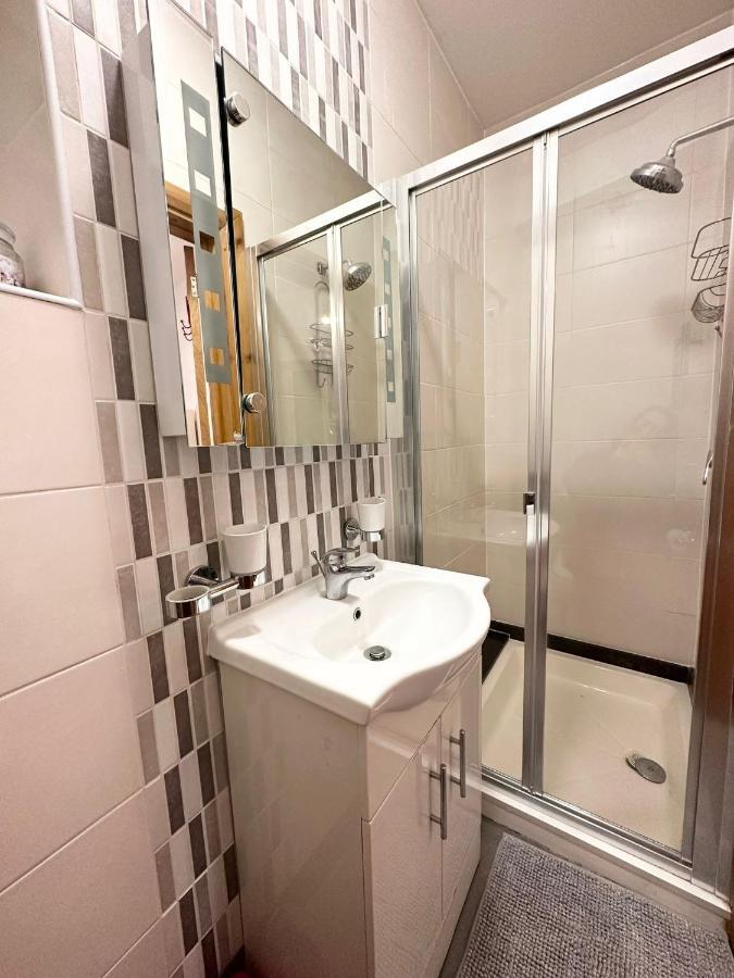 Retreat To A Stylish Ensuite In Londra Exterior foto