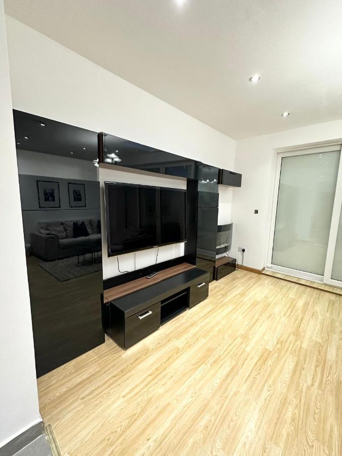 Retreat To A Stylish Ensuite In Londra Exterior foto