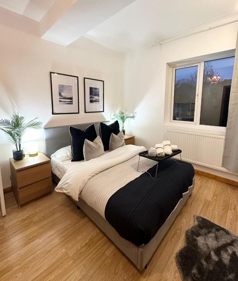 Retreat To A Stylish Ensuite In Londra Exterior foto