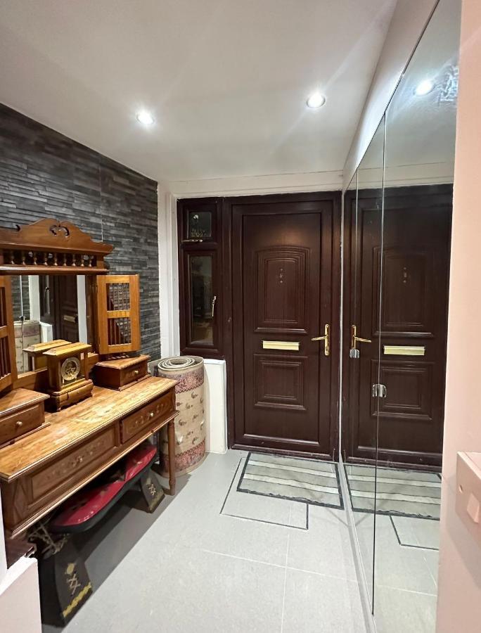 Retreat To A Stylish Ensuite In Londra Exterior foto