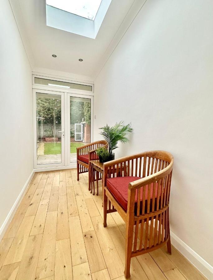 Retreat To A Stylish Ensuite In Londra Exterior foto