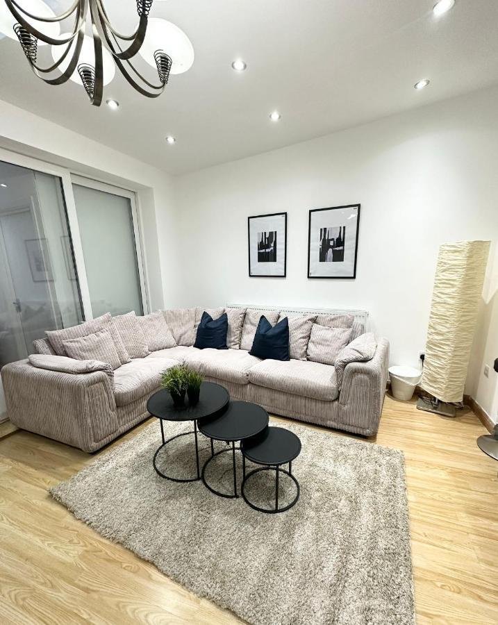 Retreat To A Stylish Ensuite In Londra Exterior foto