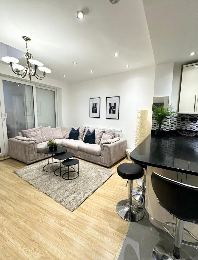 Retreat To A Stylish Ensuite In Londra Exterior foto